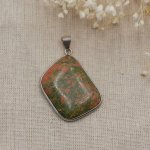 Cabochon hängsmycke med unakit sten 