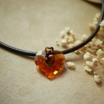 Swarovski hjärta hängande på brunt läder