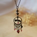 Halsband med bohemiskt hänge och naturstenar 