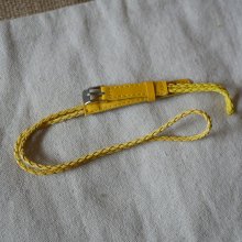Gult flätad klockarmband