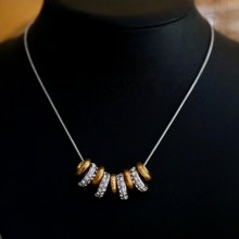 Halsband med ringar i silver och guld