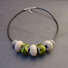 Ecru/Olivine pärlhalsband på svart läder