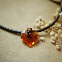 Swarovski hjärta hängande på brunt läder