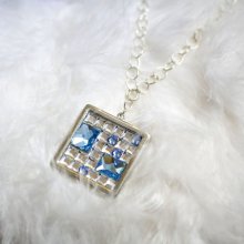 Kvadratiskt medaljonghänge med Swarovski cabochons