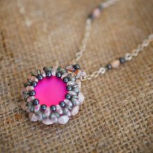 Queensland rosa hängande halsband