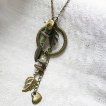 Halsband med långt hänge i en bohemisk och vegetabilisk anda