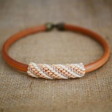 Regaliz läderhalsband med nakna pärlor